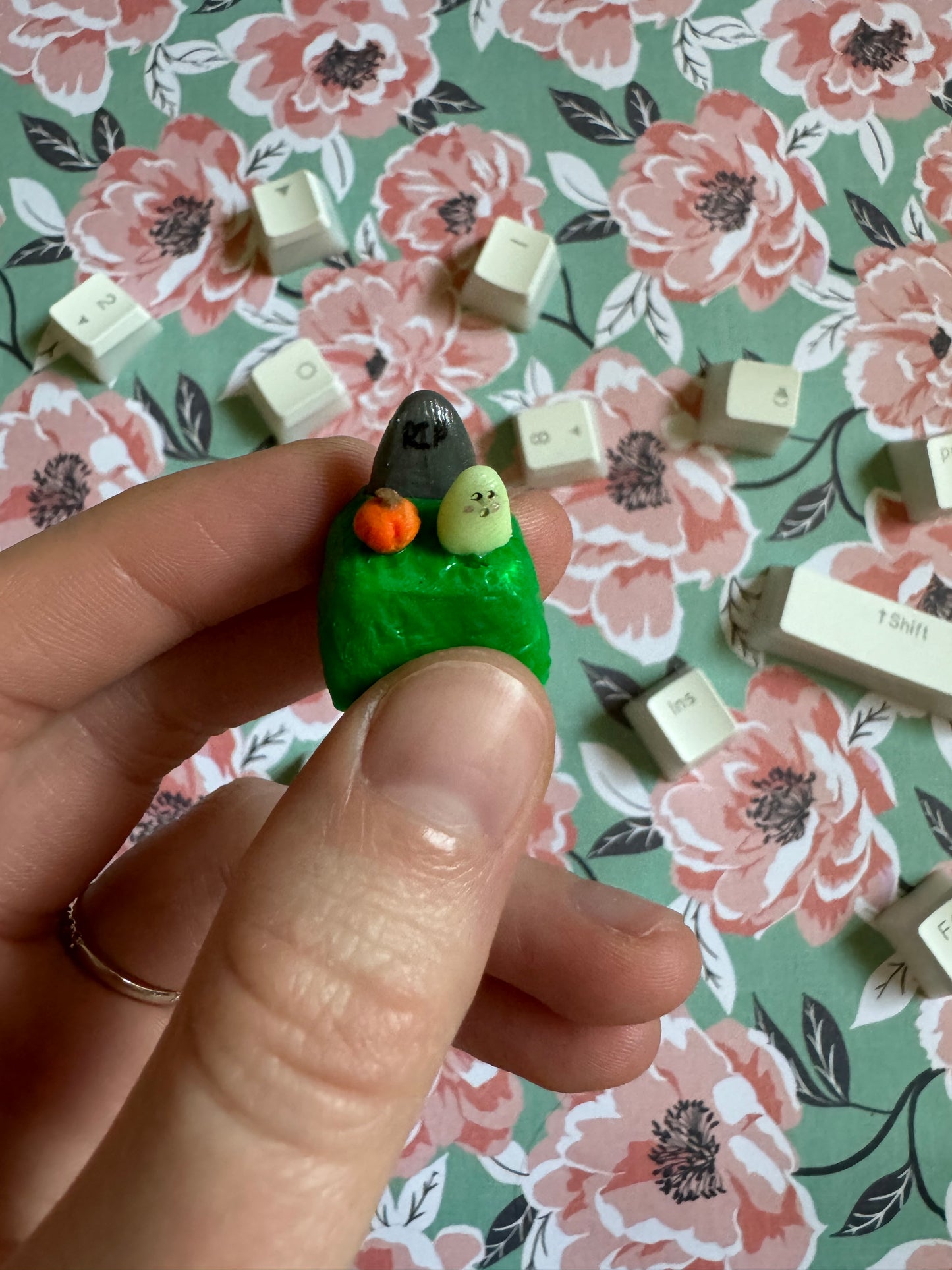 Spooky Grave Polymer Clay Kepcap